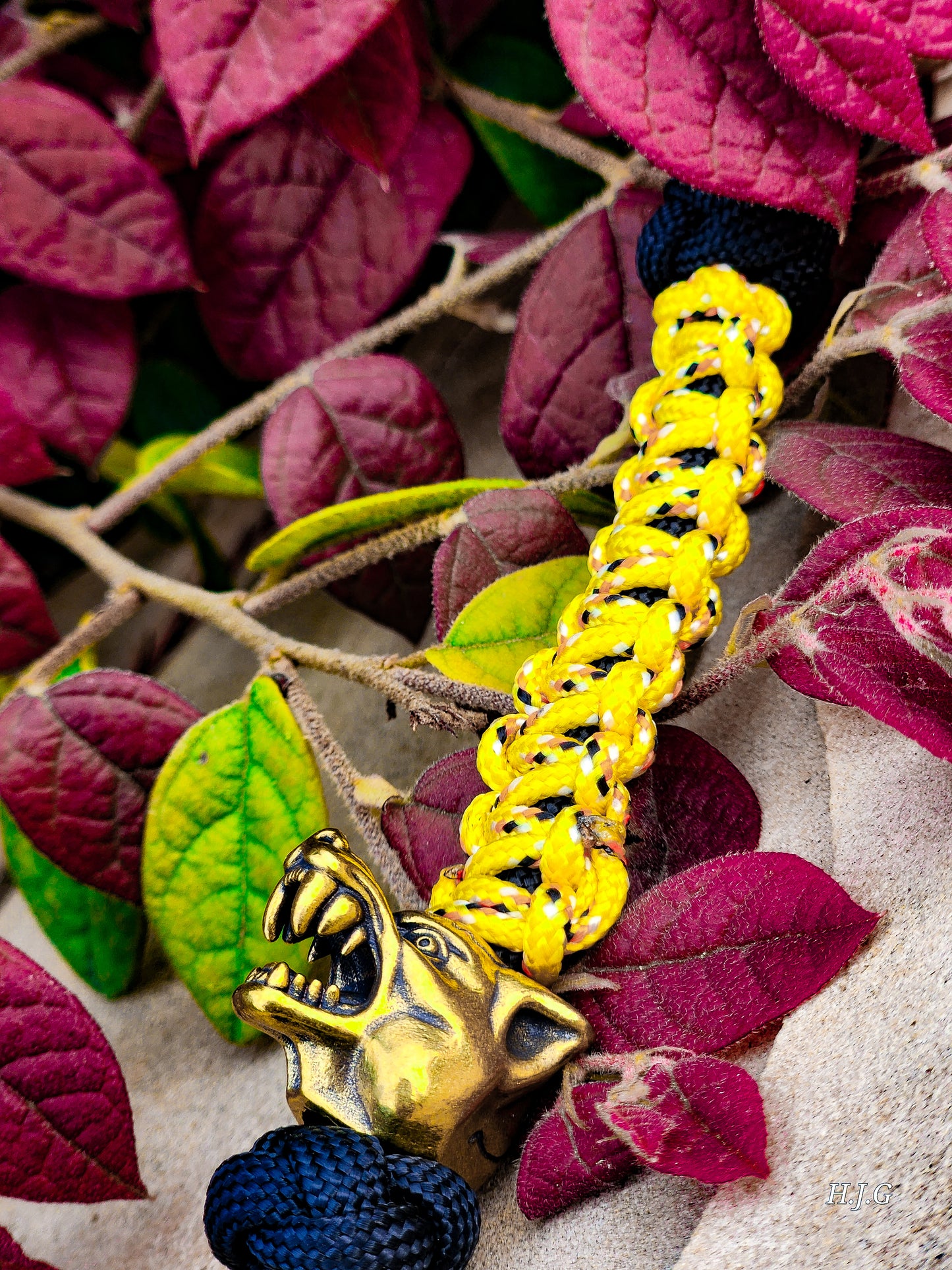 Lanyard - WOLF - Yellow-gold paracord w/ brass bead